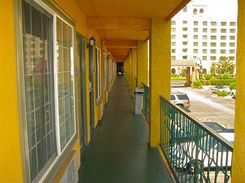 Hotel Express Maingate 2*
